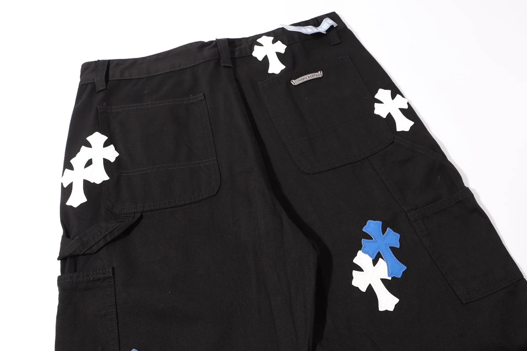 P260 Style number: H34 Croxin & 𝐂𝐡𝐫𝐨𝐦𝐞 𝐇𝐞𝐚𝐫𝐭 ss25 black white grain leather denim workwear logging pants. Styles with different washed textures are very friendly to people with thin legs. The slightly flared version perfectly modifies the leg shape. The timeless and moderate length makes it easy to match and match. It is the basis for various styles and is a must-have in your wardrobe! The fabric is stiff but also makes the upper body soft without losing texture. The washing process is even more perfect. It is a must-have item for everyone! ! ! Washed wheat, hang tag, pants label, three labels complete Color: black Size: 28-30-32-34-36